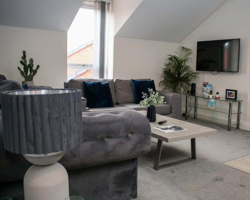 Luxe Living Guest House-Sleeps 6 -Family Friendly-Private Parking-Wifi-City-Beach Swansea Exterior photo