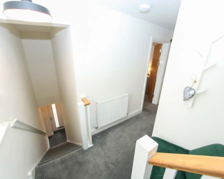 Luxe Living Guest House-Sleeps 6 -Family Friendly-Private Parking-Wifi-City-Beach Swansea Exterior photo
