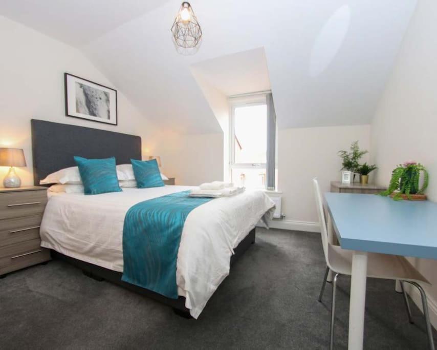 Luxe Living Guest House-Sleeps 6 -Family Friendly-Private Parking-Wifi-City-Beach Swansea Exterior photo