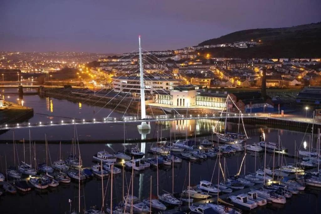 Luxe Living Guest House-Sleeps 6 -Family Friendly-Private Parking-Wifi-City-Beach Swansea Exterior photo