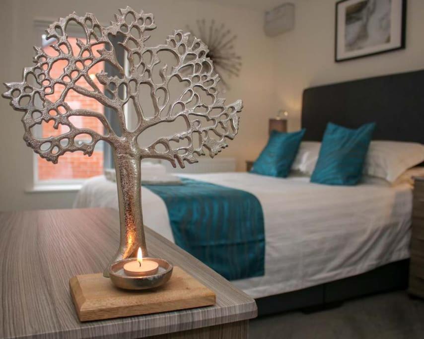 Luxe Living Guest House-Sleeps 6 -Family Friendly-Private Parking-Wifi-City-Beach Swansea Exterior photo